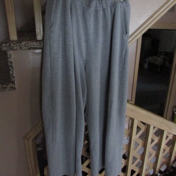Wide legged sweatpants - Picture 2 of 2